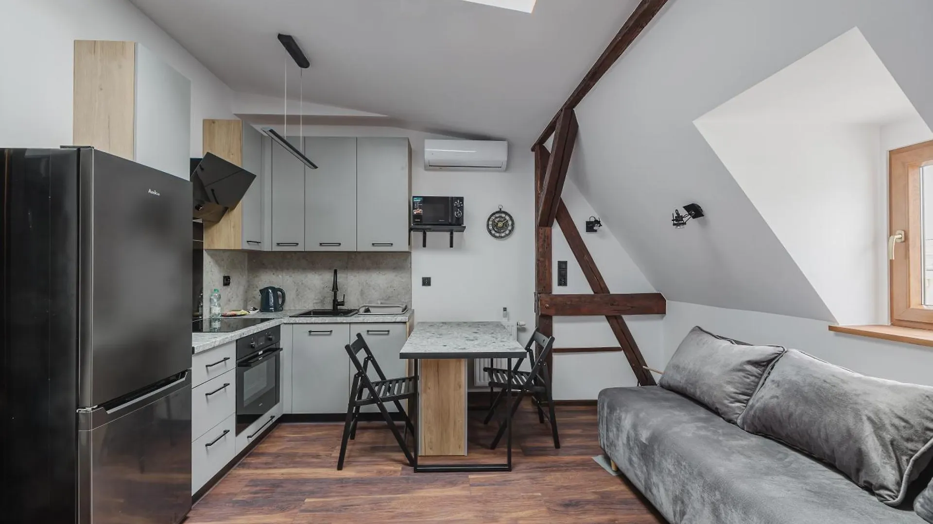 Rynek Jezycki Roof Loft Apartment Poznań