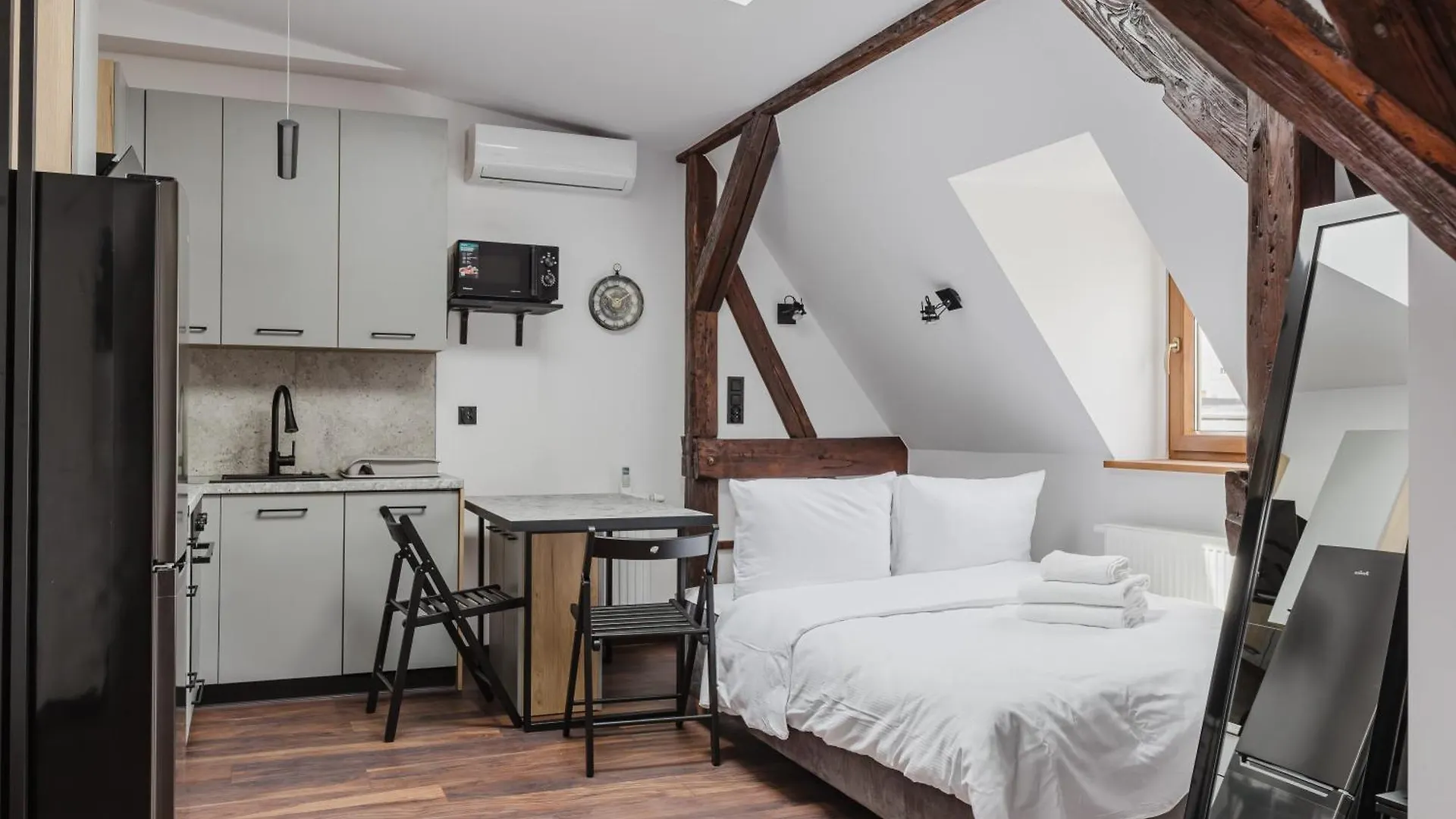 Rynek Jezycki Roof Loft Apartment Poznań 0*,