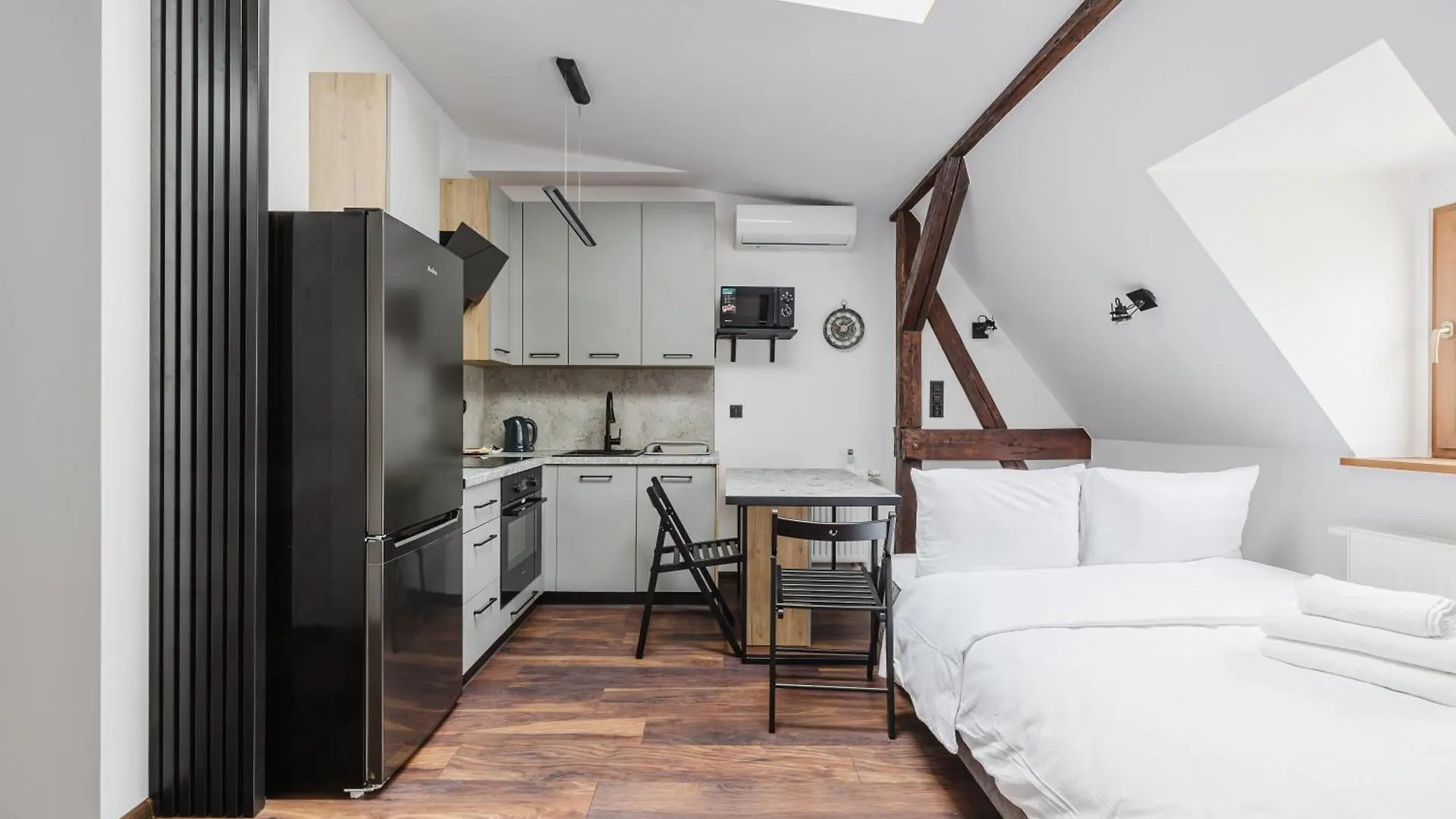 Rynek Jezycki Roof Loft Apartment Poznań