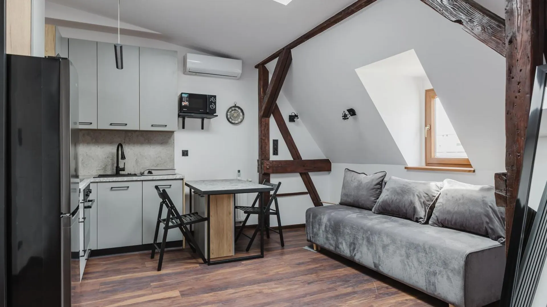 Rynek Jezycki Roof Loft Apartment Poznań